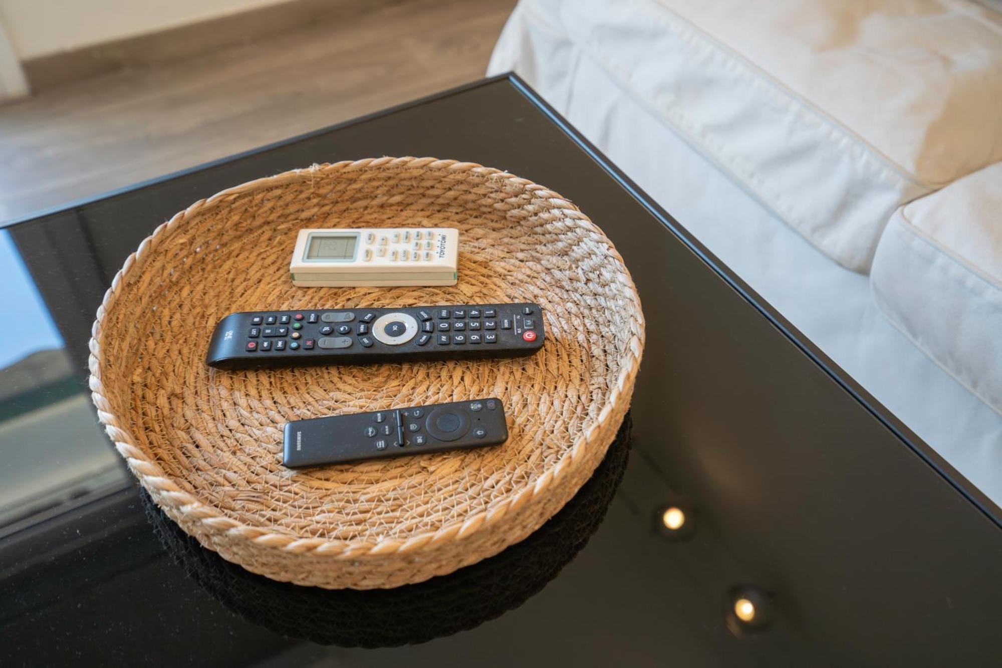 City Oasis: Newly Renovated 2Br Apt In City Center Athena Bagian luar foto
