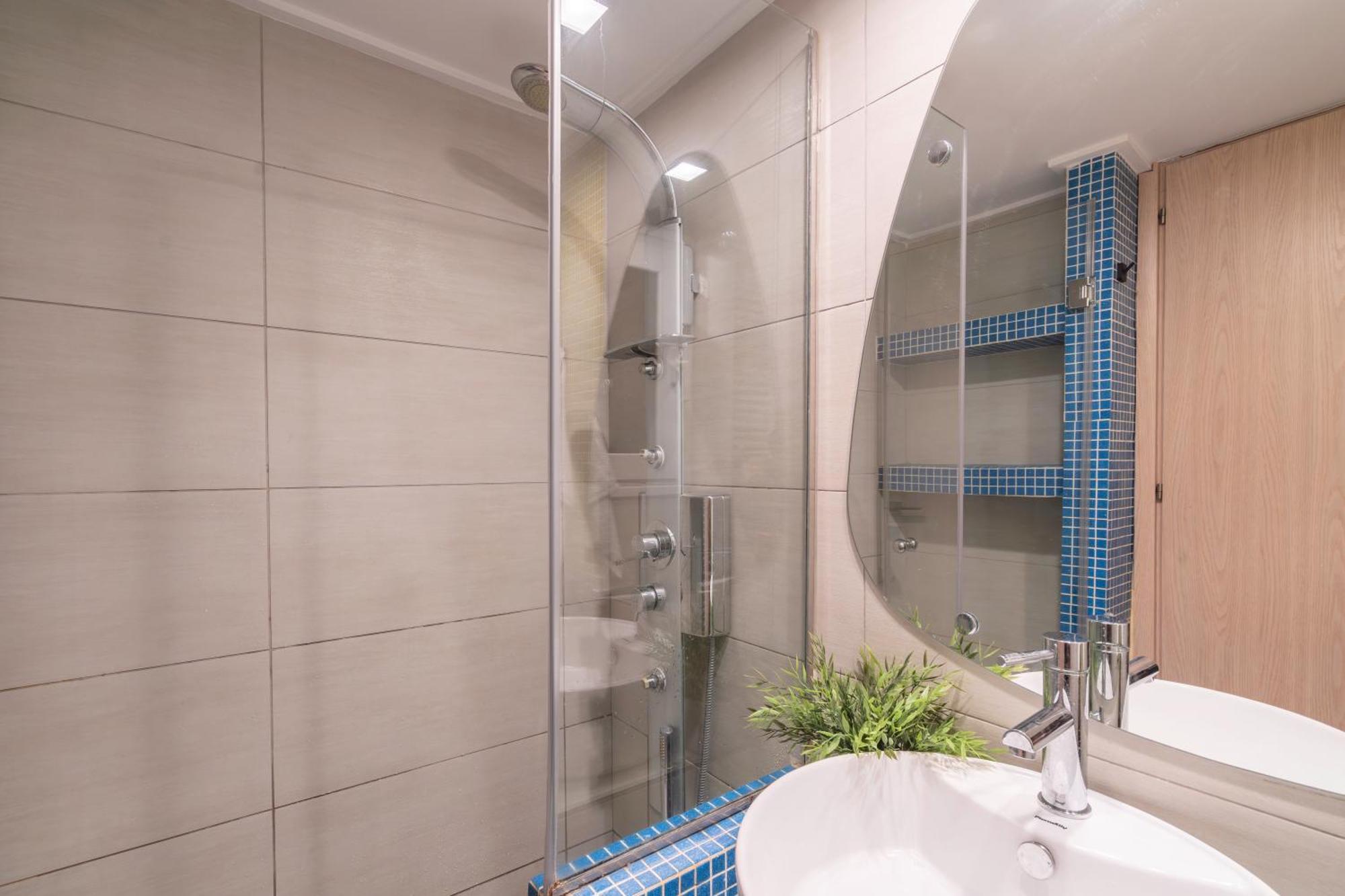 City Oasis: Newly Renovated 2Br Apt In City Center Athena Bagian luar foto