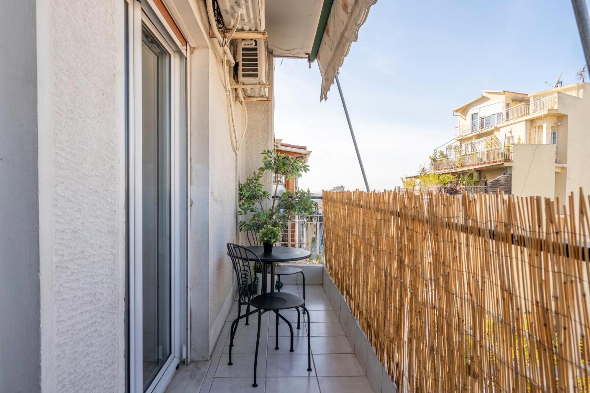 City Oasis: Newly Renovated 2Br Apt In City Center Athena Bagian luar foto