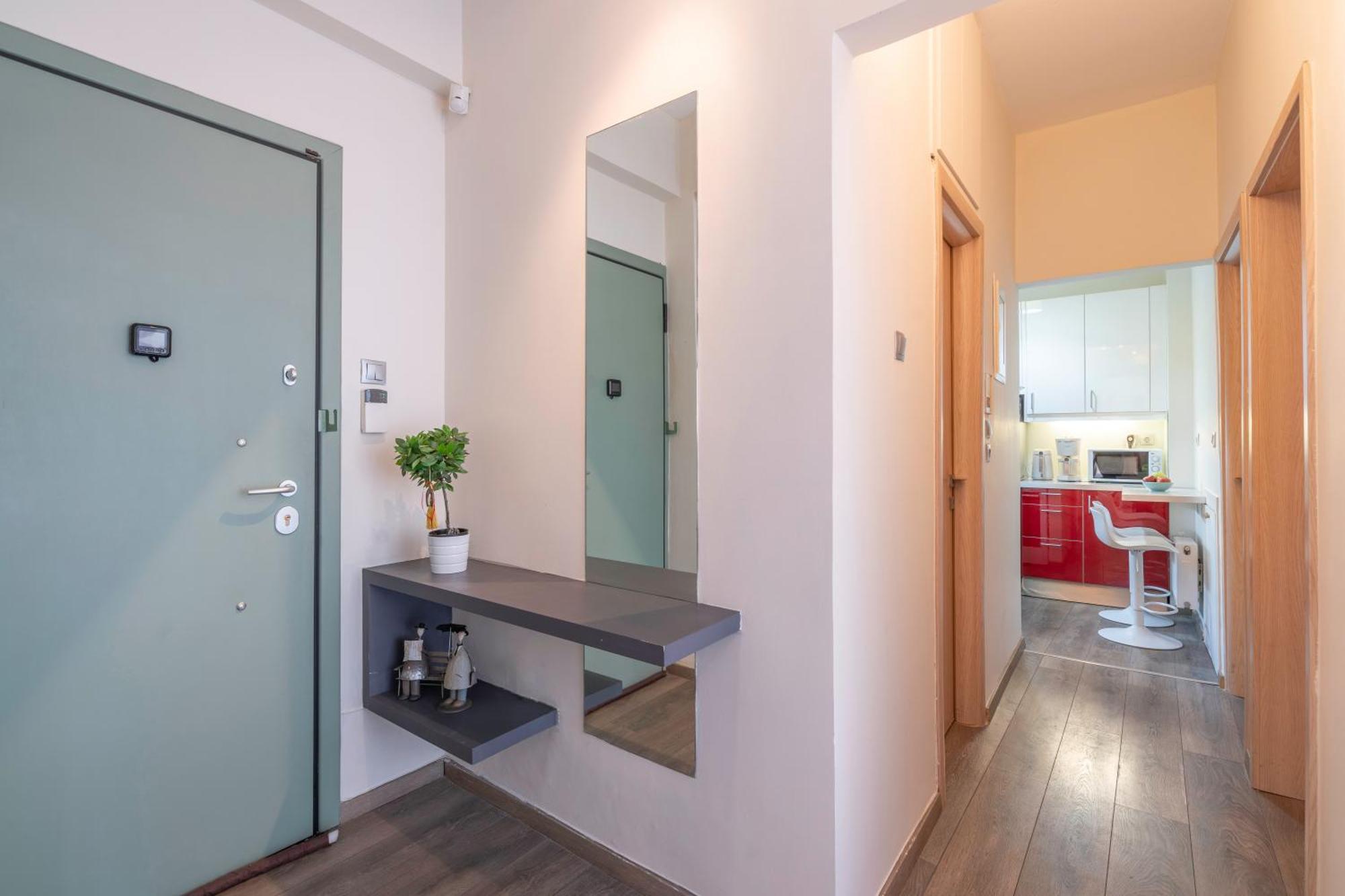 City Oasis: Newly Renovated 2Br Apt In City Center Athena Bagian luar foto