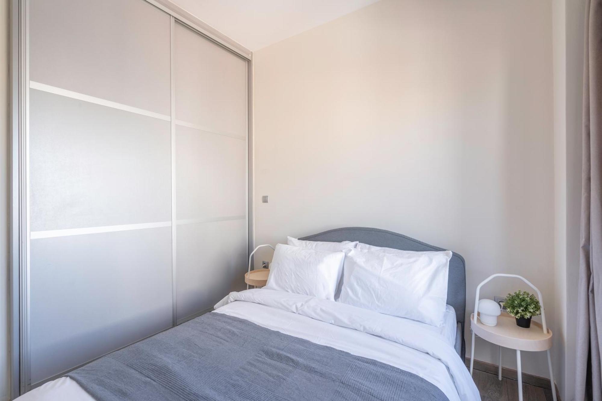 City Oasis: Newly Renovated 2Br Apt In City Center Athena Bagian luar foto