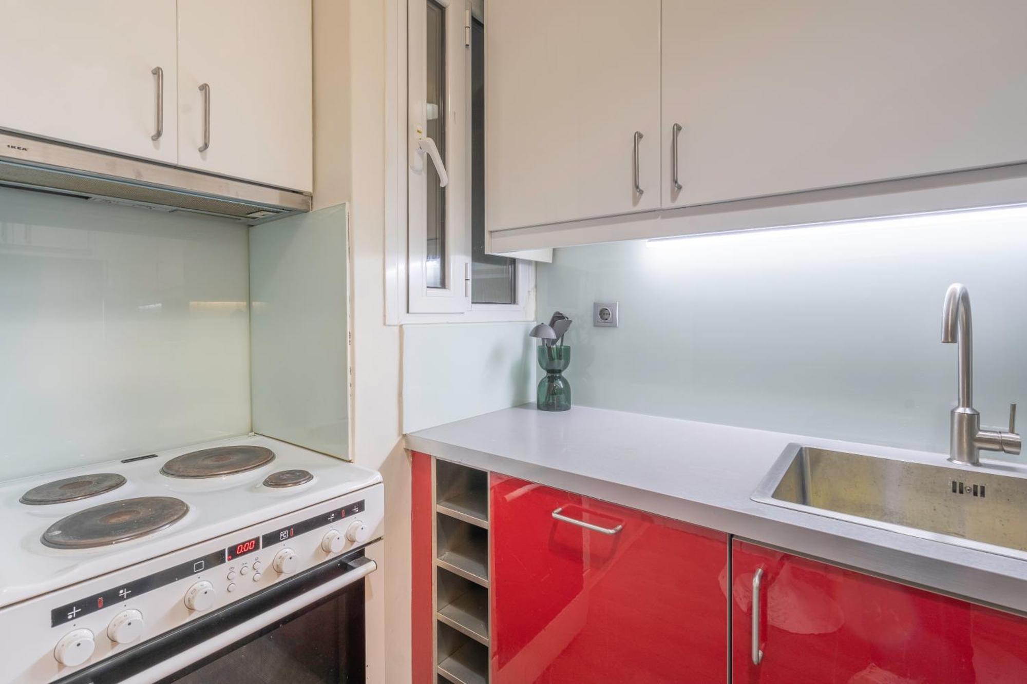 City Oasis: Newly Renovated 2Br Apt In City Center Athena Bagian luar foto