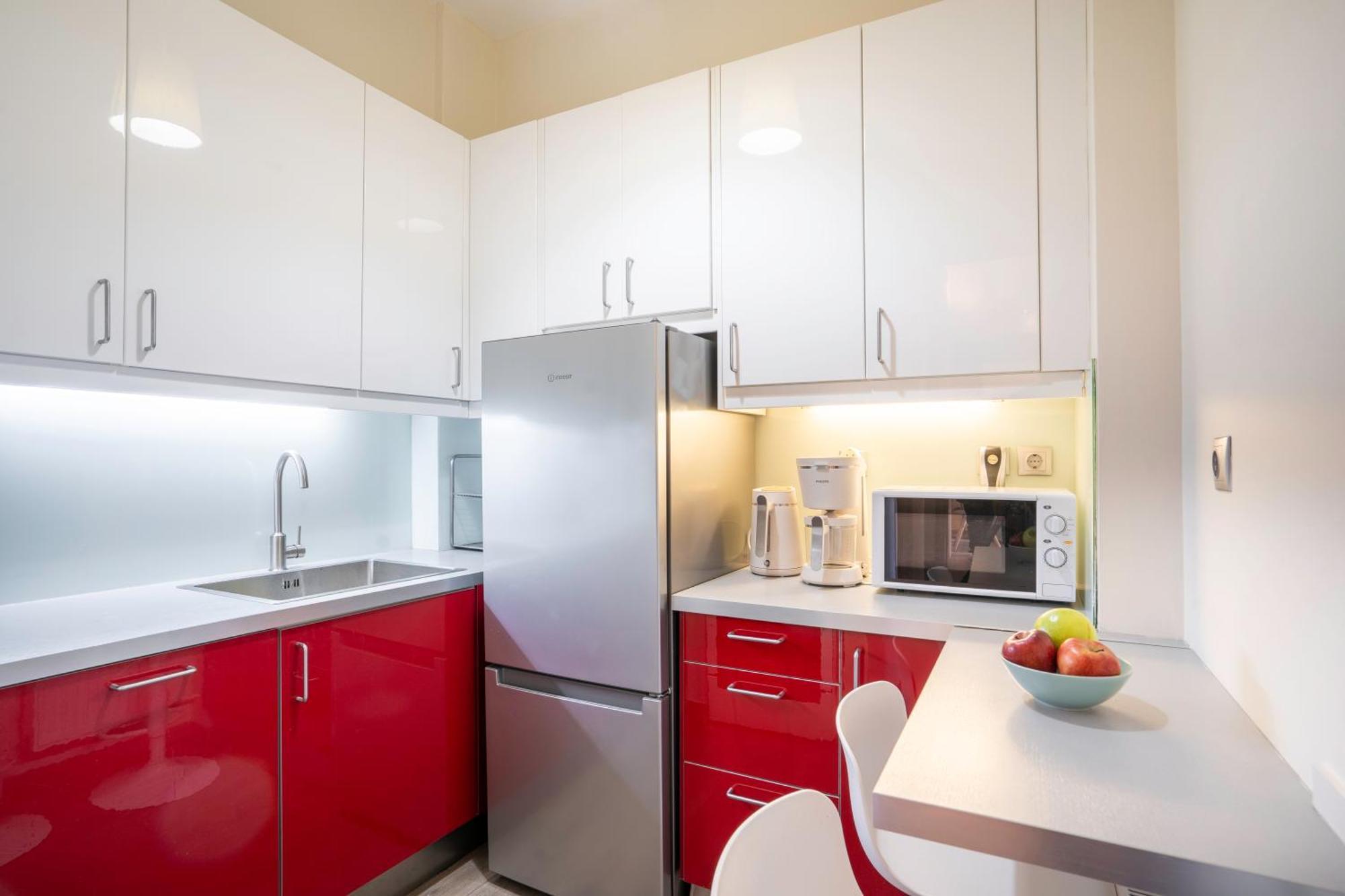 City Oasis: Newly Renovated 2Br Apt In City Center Athena Bagian luar foto