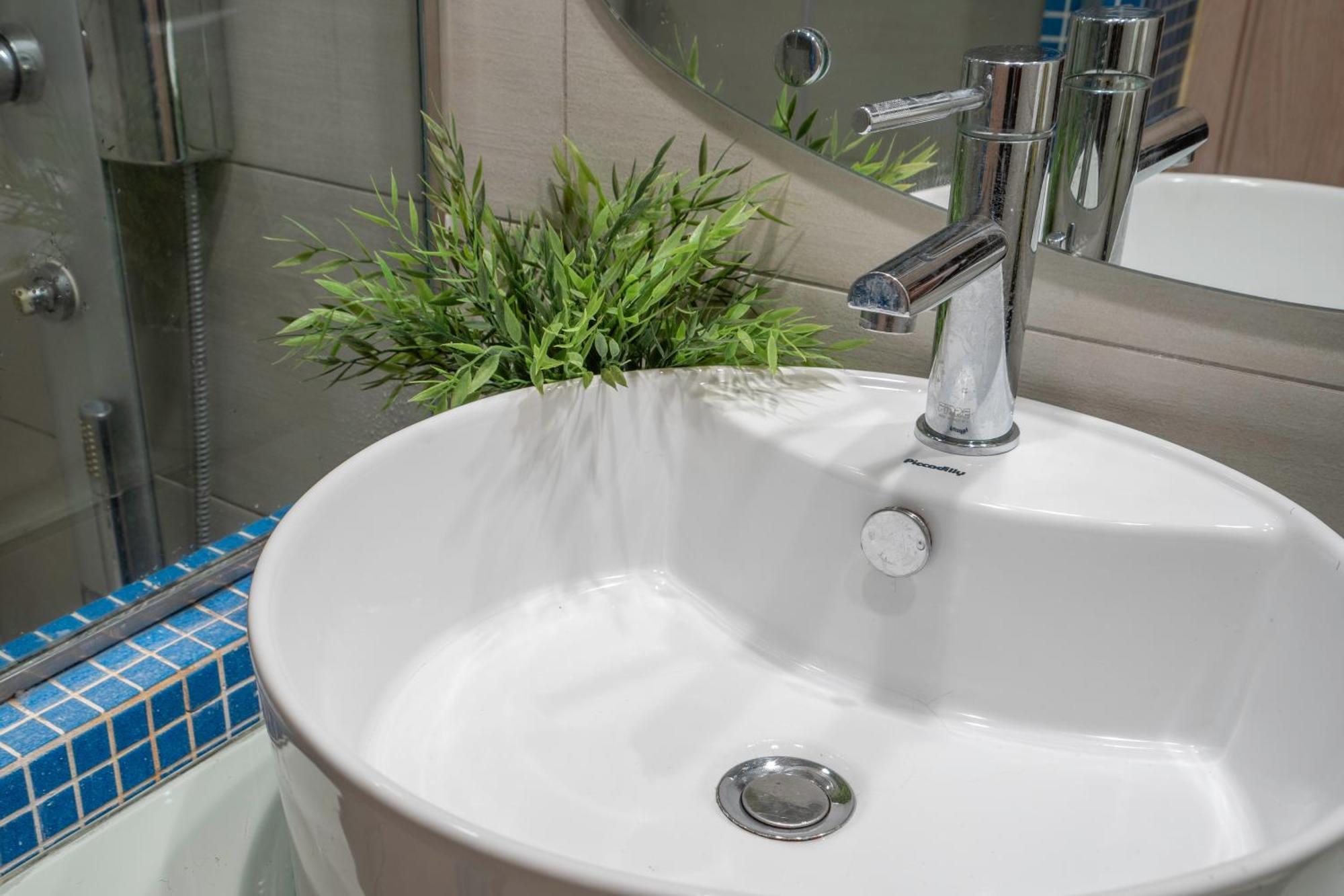 City Oasis: Newly Renovated 2Br Apt In City Center Athena Bagian luar foto